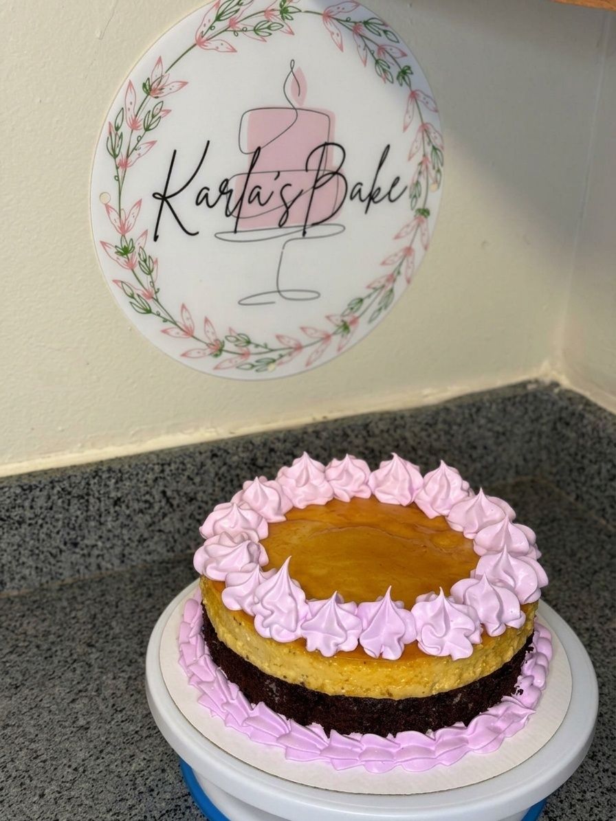 Recién salido: chocoflan con merengue rosa. Dos postres en una sola rebanada.